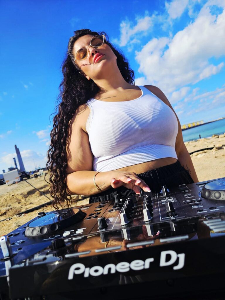 דיג'יי תקליטנית לבר ואירועים