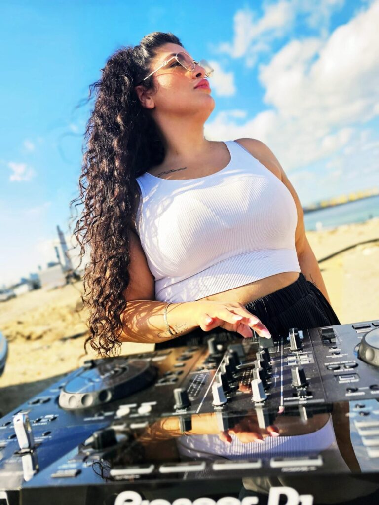 תקליטנית מסיבות מקצועית