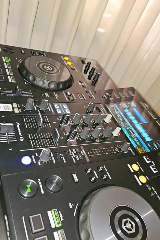 דיג'יי תקליטנית לבר ואירועים