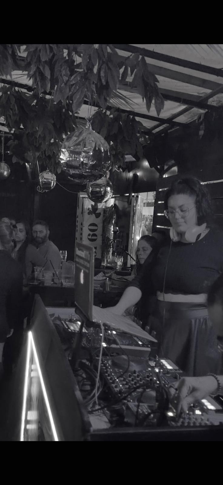 דיג'יי תקליטנית לבר ואירועים