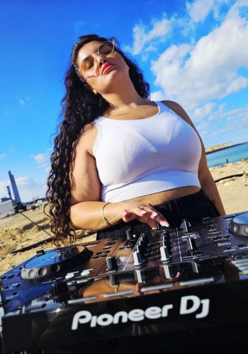 דיג'יי תקליטנית לבר ואירועים